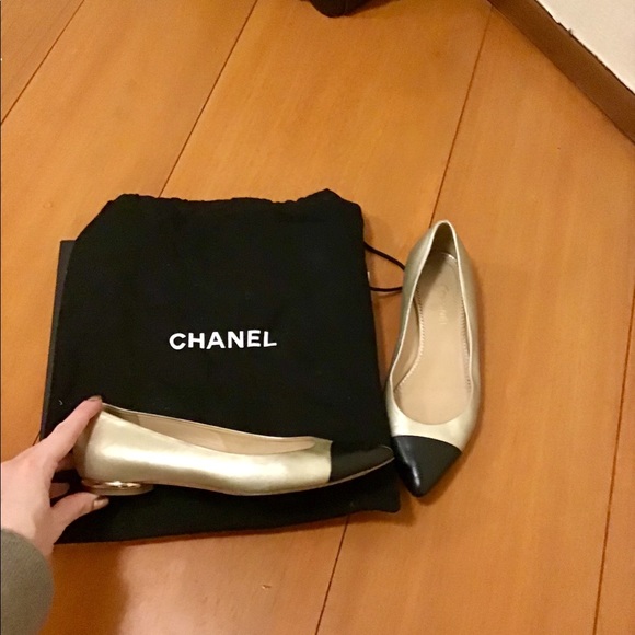 Chanel gold and black flats - Picture 3 of 8